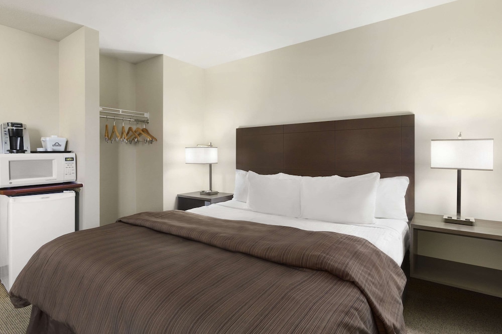 Days Inn by Wyndham Steinbach 14/43
