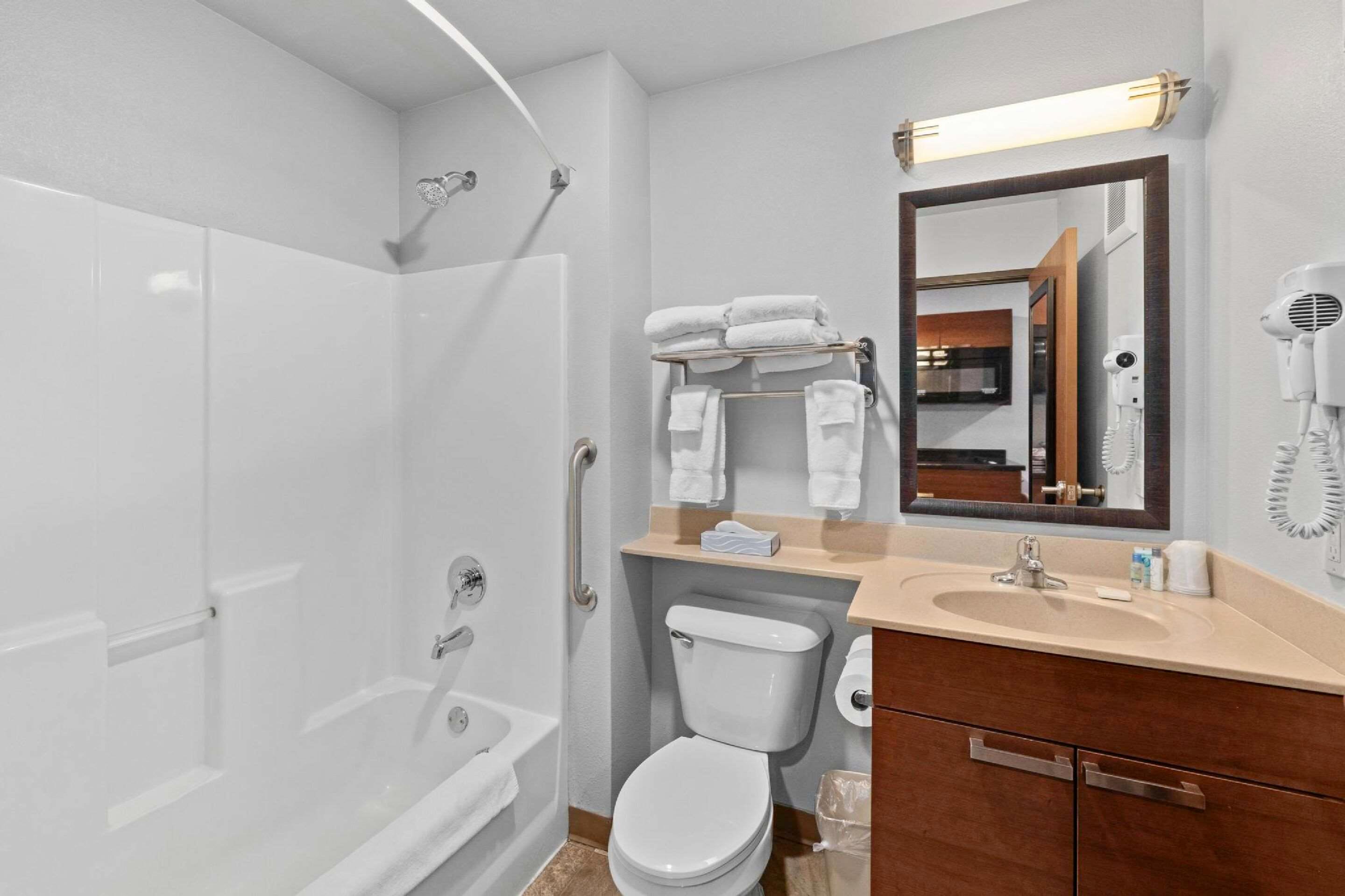 غرفة بسريرين كوين بمطبخ، MainStay Suites Spokane Valley, WA 4/6