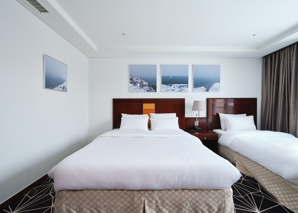 Superior, Deluxe, 1 Double and 3 Single Beds