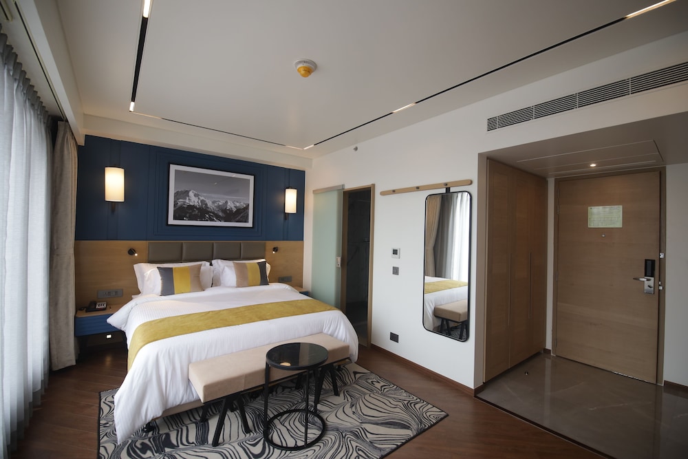Premium, King Bed 2/5