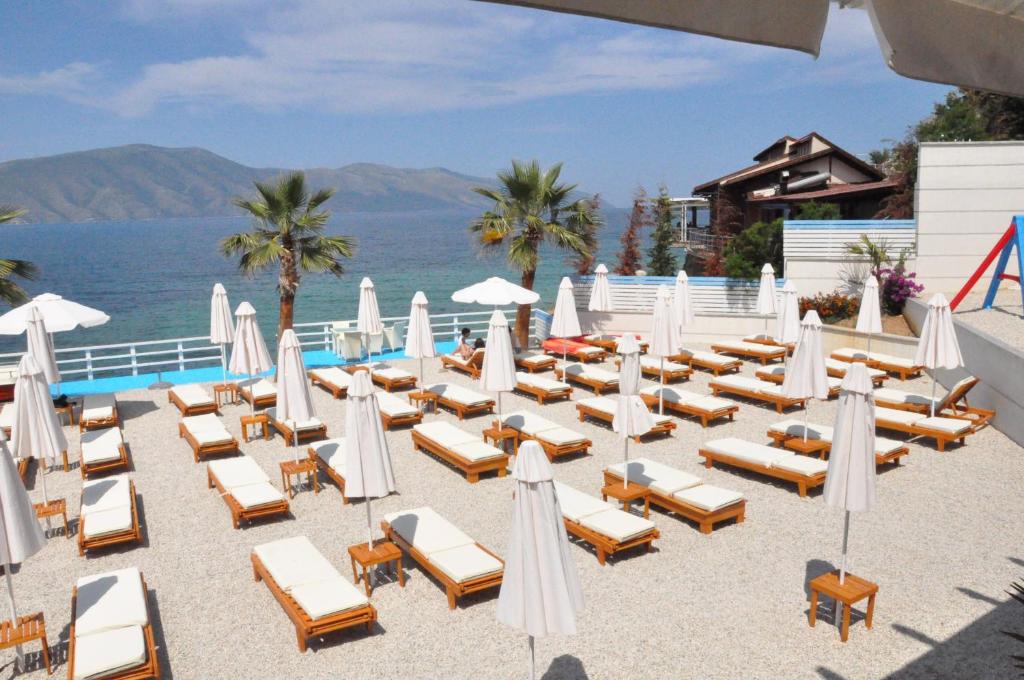 Coral Hotel & Resort 33/34