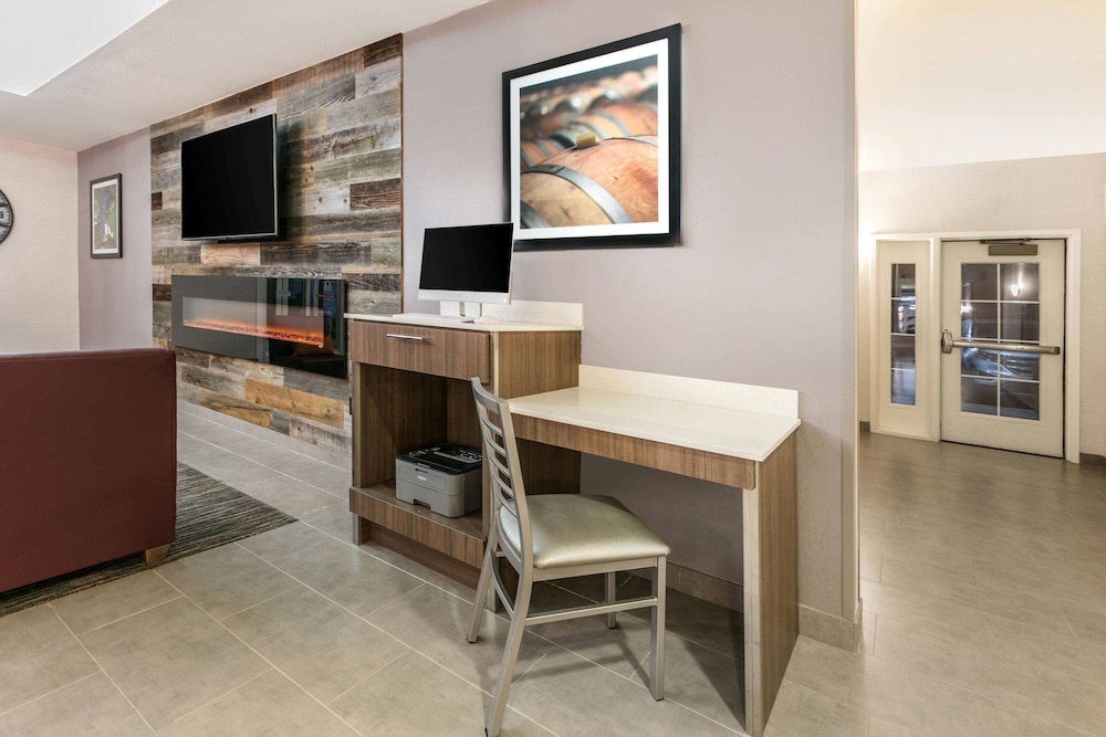 La Quinta Inn & Suites by Wyndham Fredericksburg 35/48