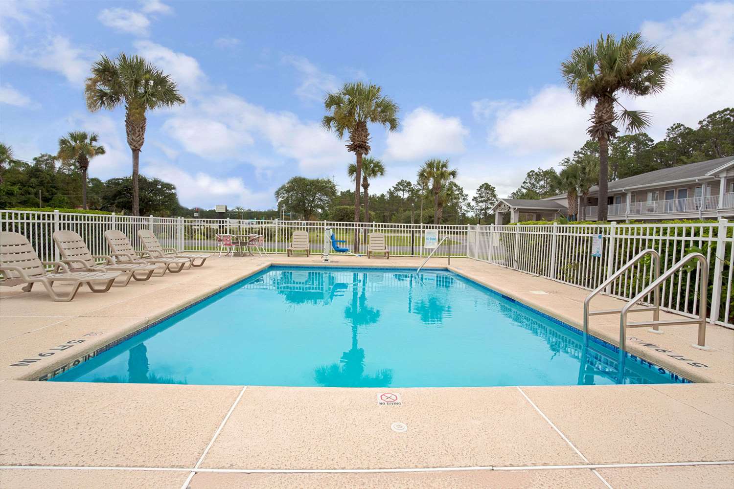 Travelodge Suites by Wyndham MacClenny 5/17
