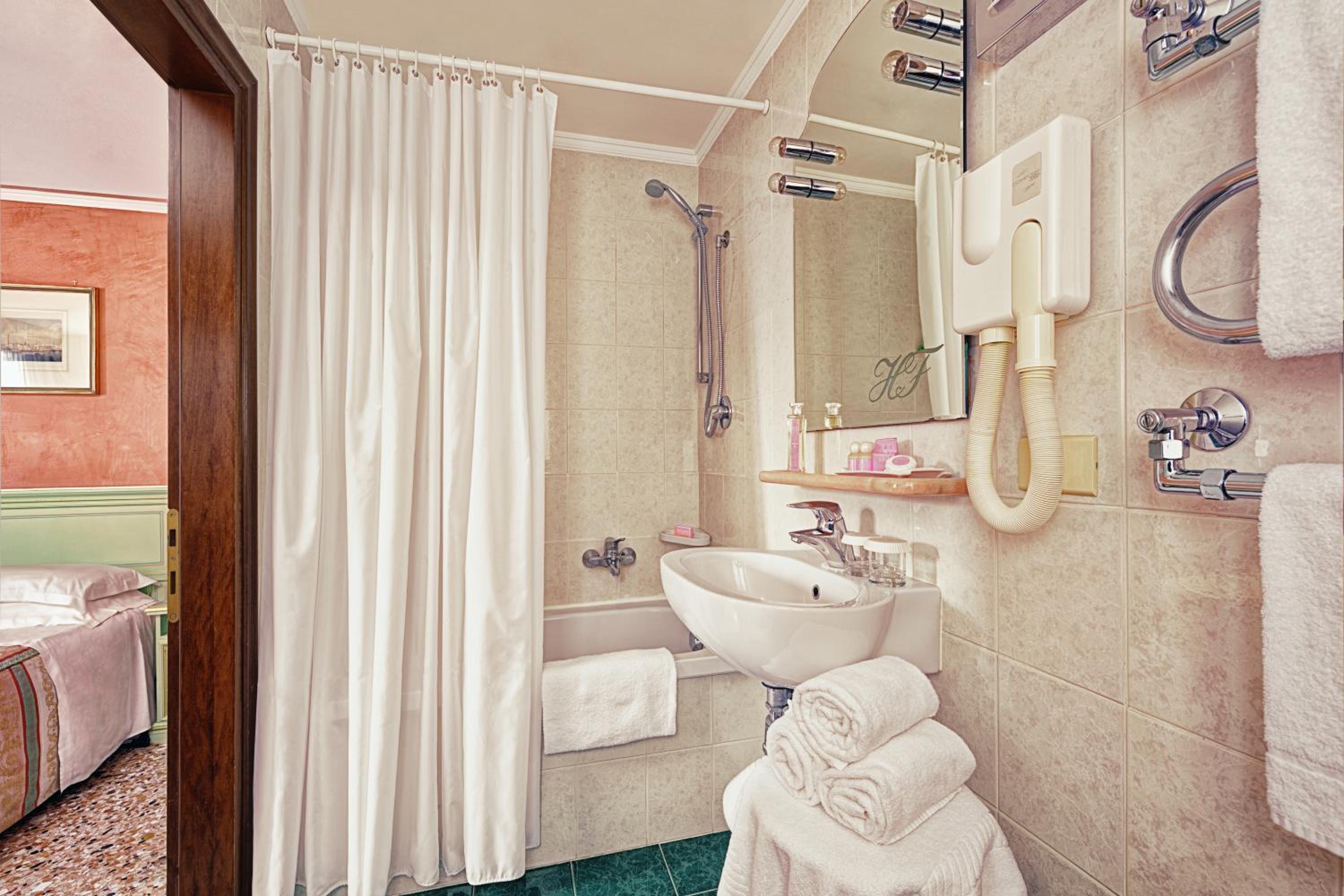 ROOM, TRIPLE, WITH EXTRA BED