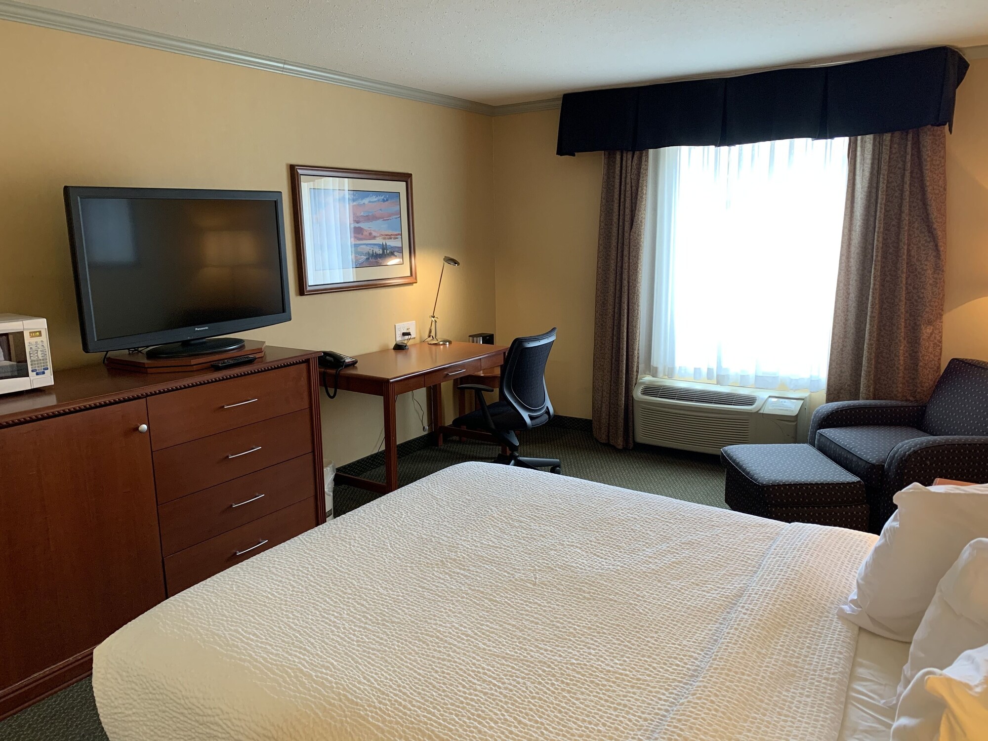 غرفة سوبيريور بسرير كوين، Merit Hotel And Suites 5/8