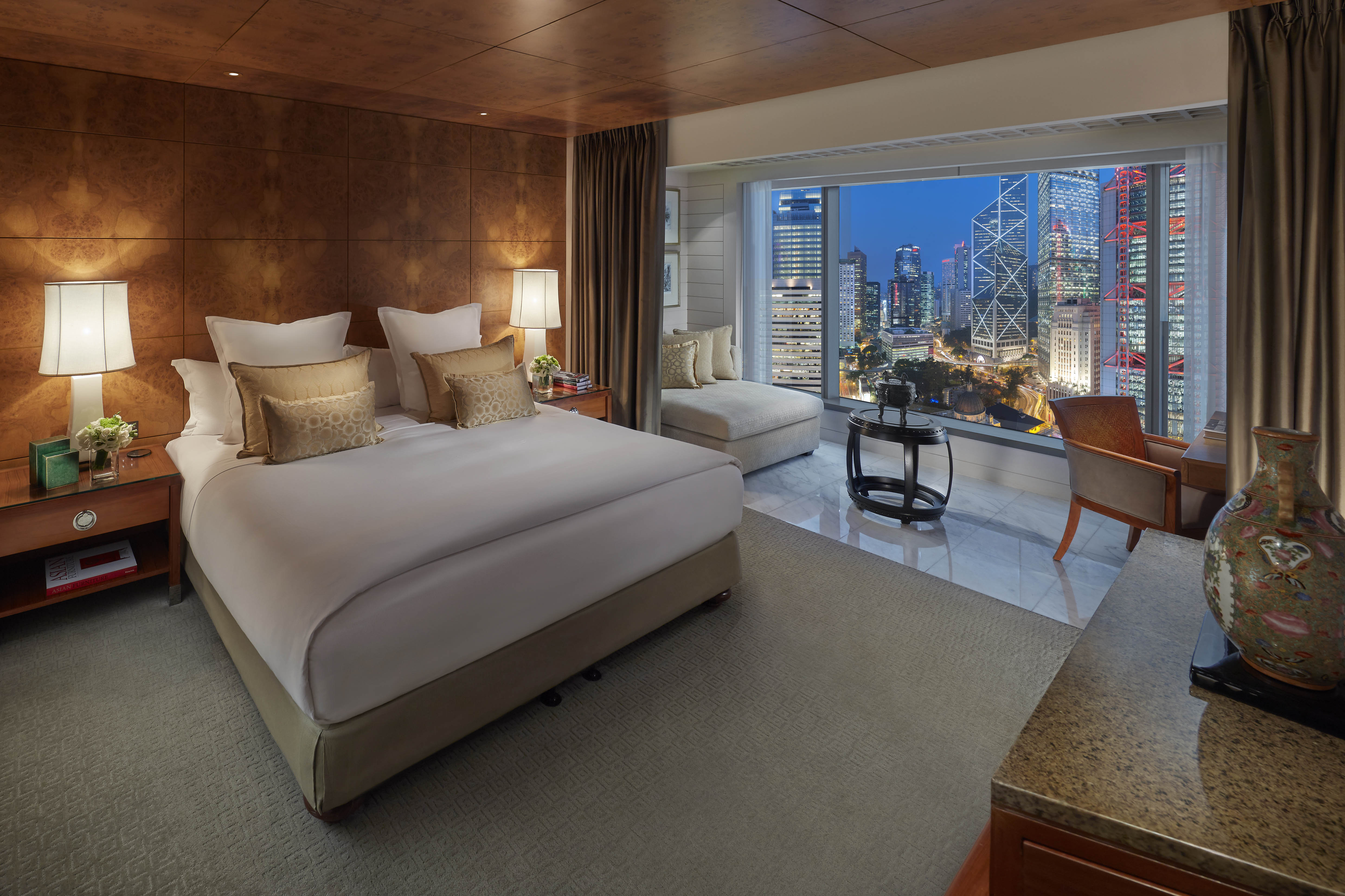Club, King Bed, Statue Square View