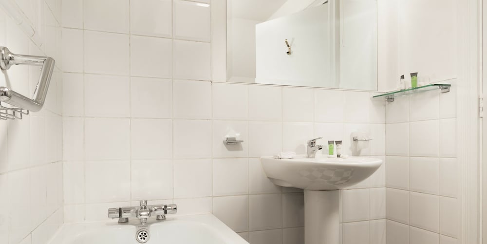 Camden Deluxe Hotel 53/56