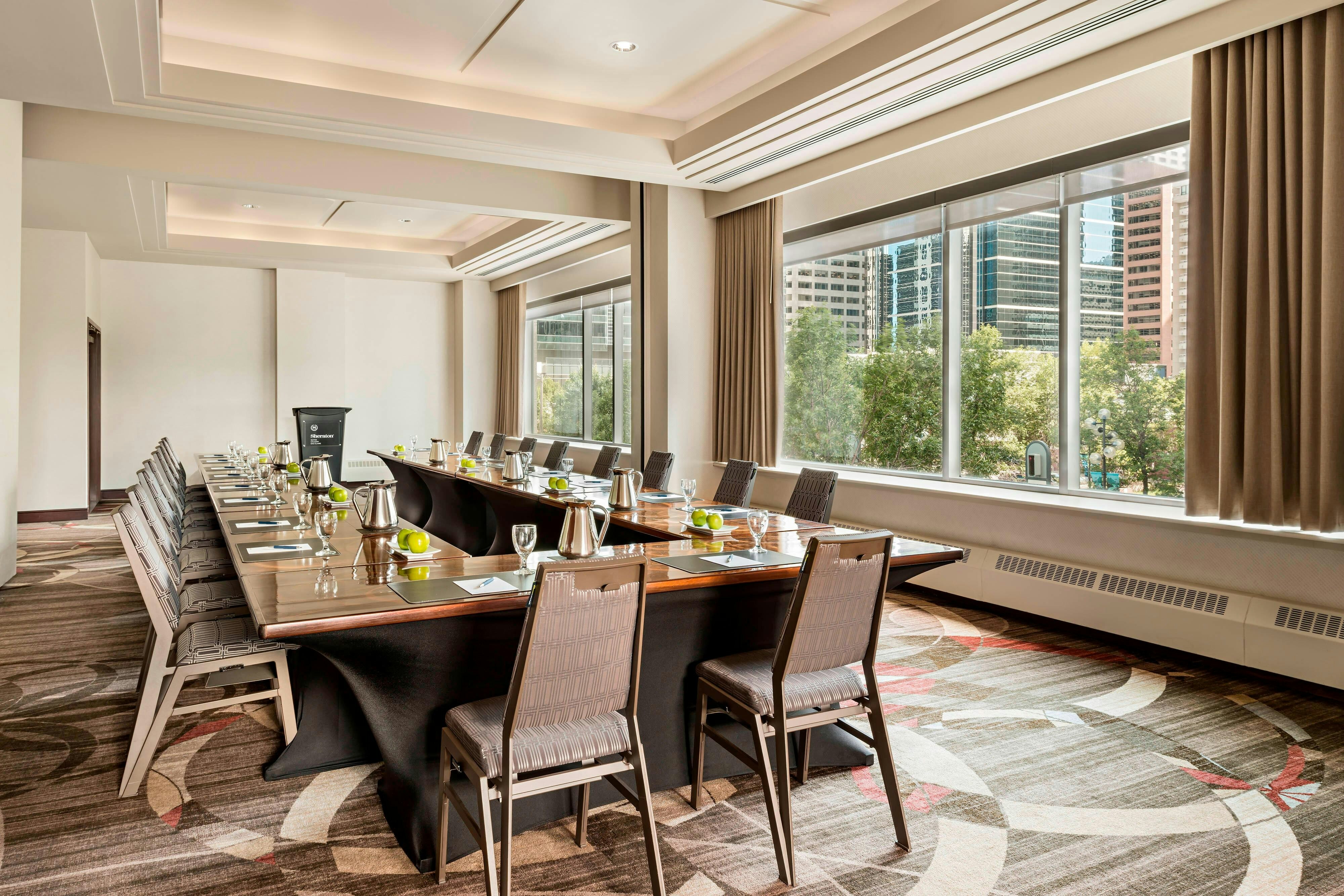 Sheraton Suites Calgary Eau Claire 48/52