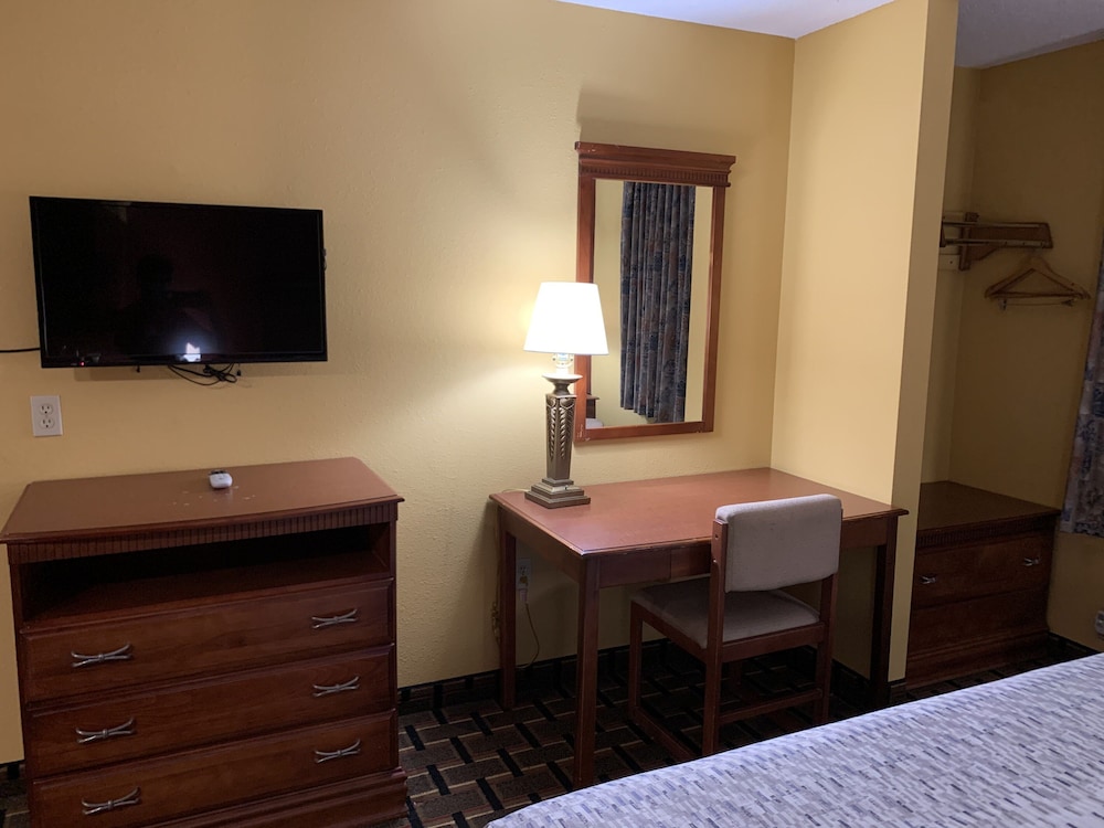 Hometown Inn Suites 33/51