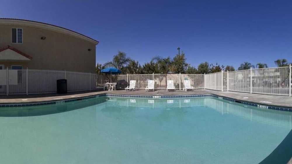 Holiday Inn Express Delano Hwy 99 3/49