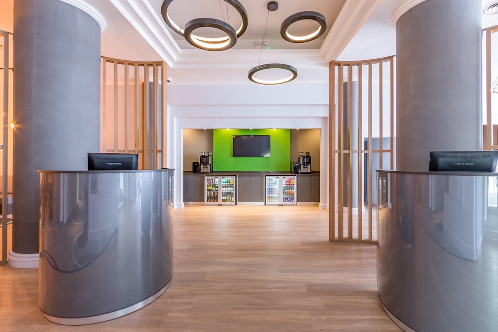 Lobby at Thistle Express London Luton, LUTON