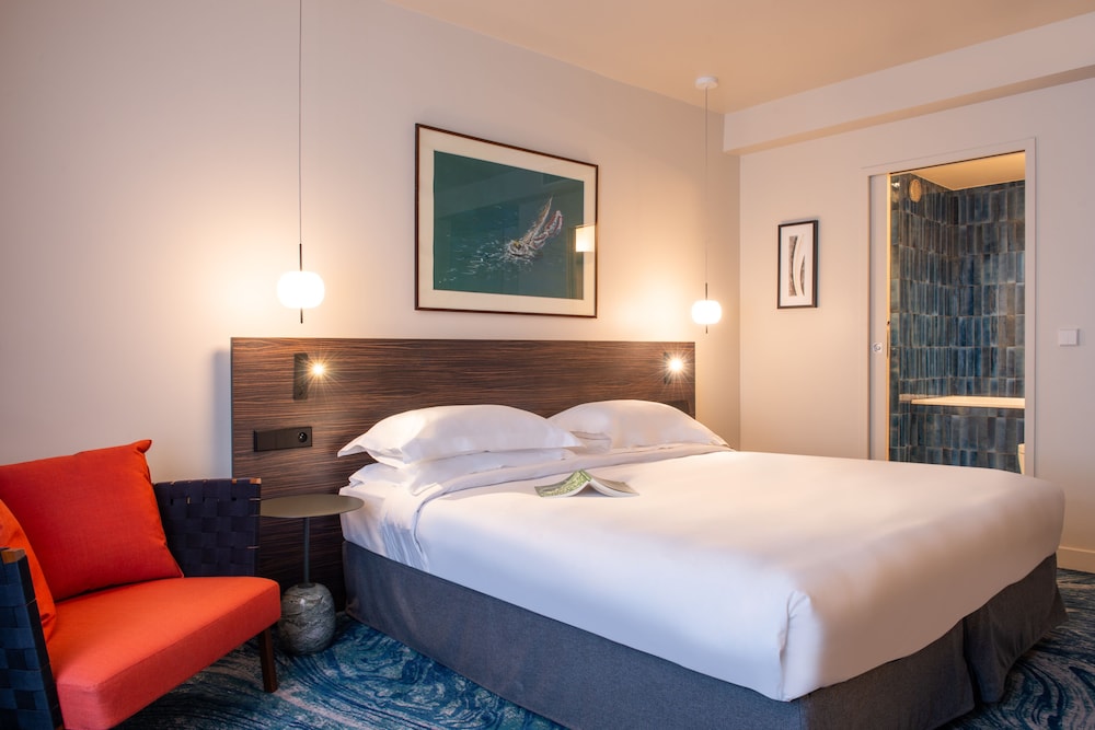 DELUXE, EXECUTIVE, DOUBLE OR TWIN BED