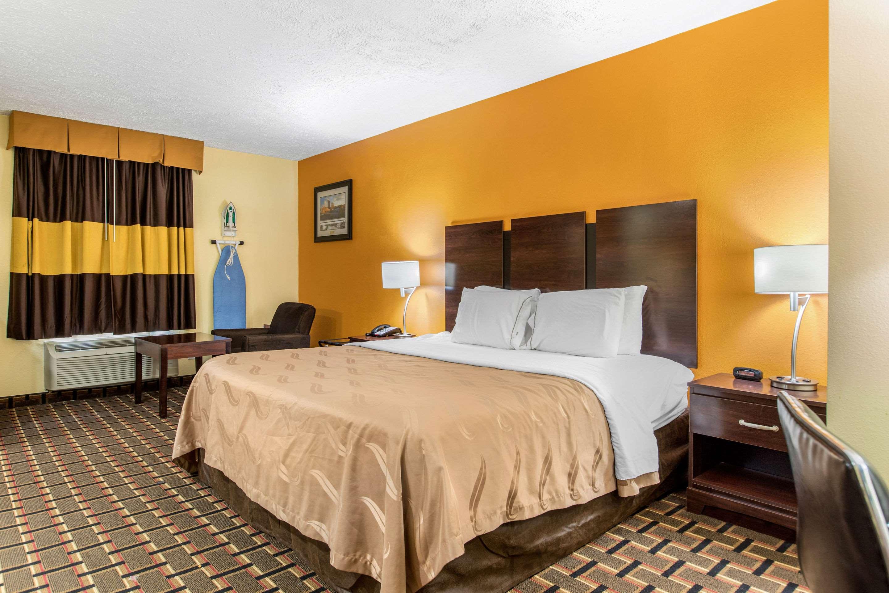 SUITE, KING BED