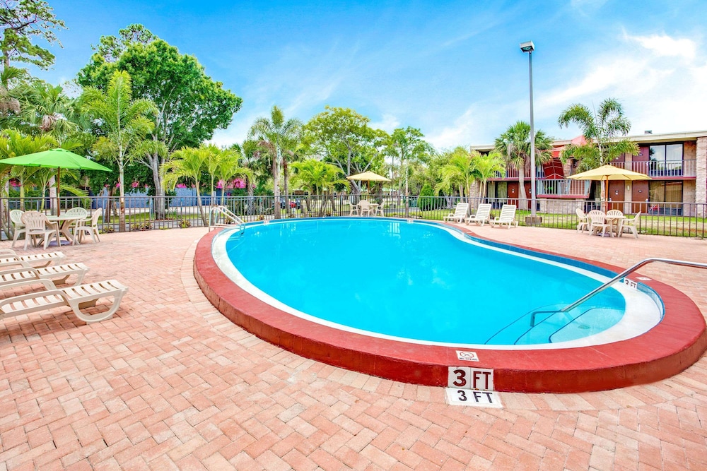 Days Inn By Wyndham Bradenton - Near The Gulf 30/43