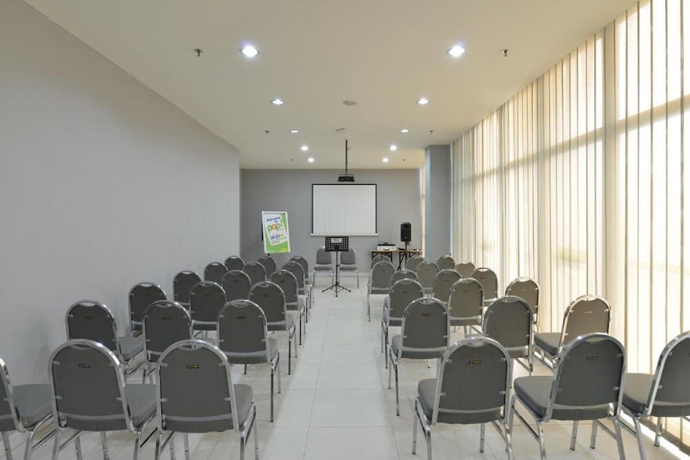 Pop Hotel Bsd City Tangerang 24/39