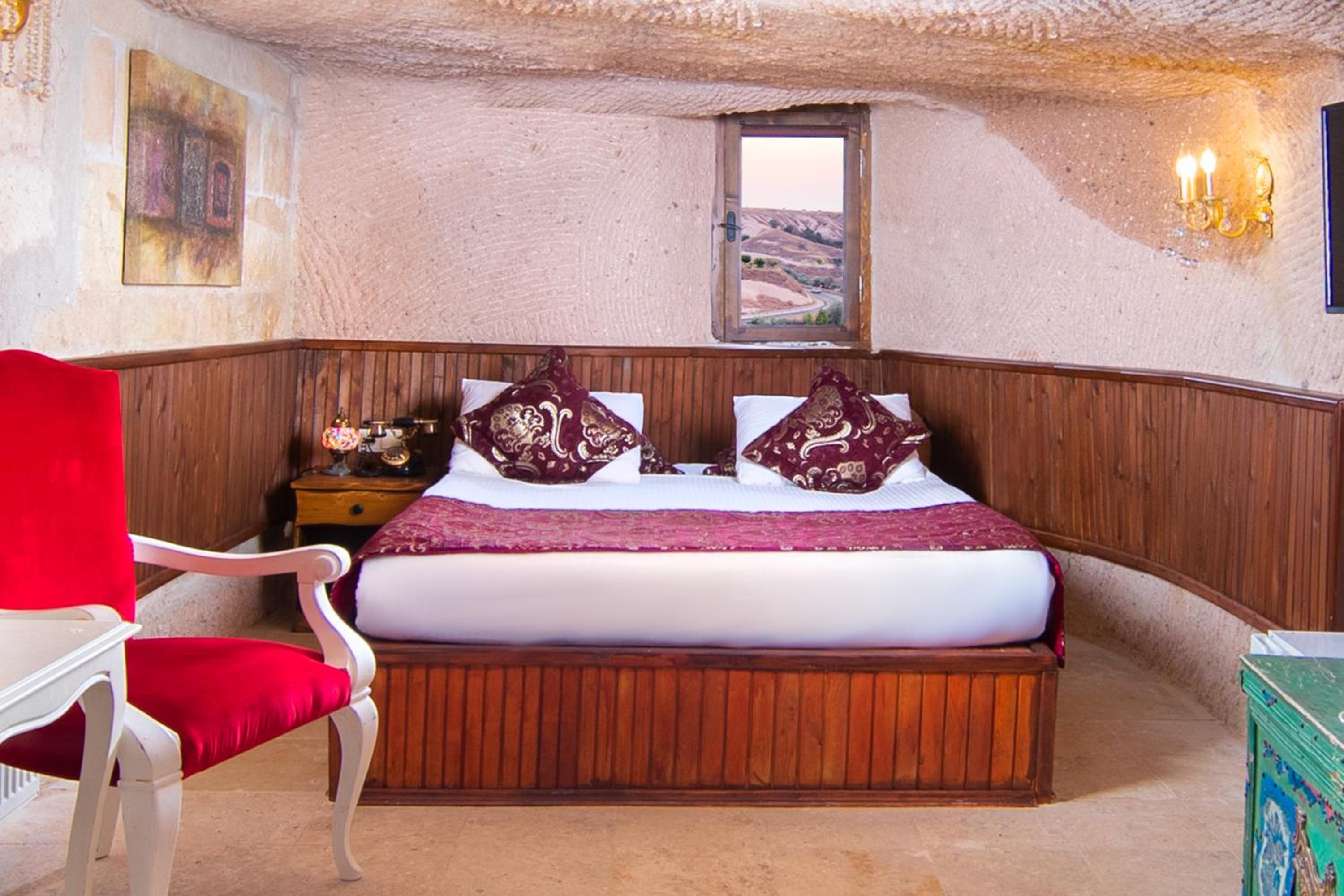 Cave, Junior, King Bed, Hot Tub