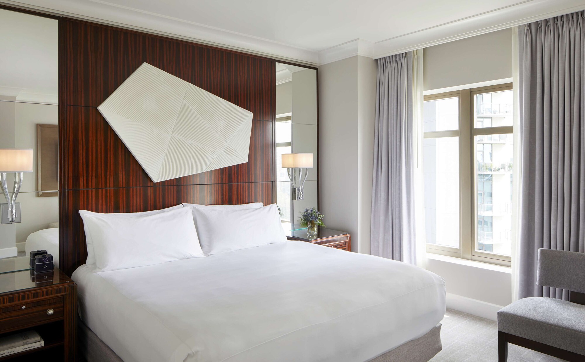 DELUXE, KING BED