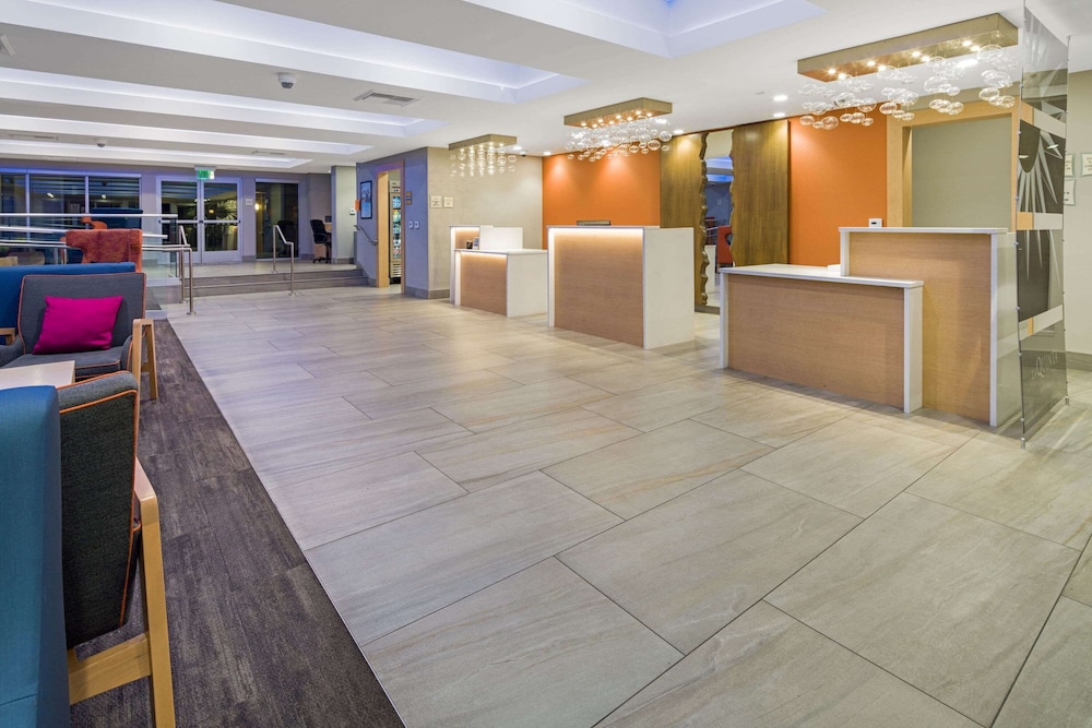 La Quinta Inn & Suites by Wyndham Orange County Airport 24/55