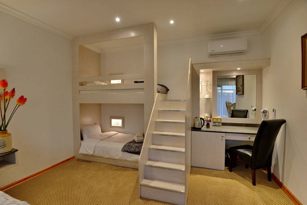 غرفة عائلية بسرير كوين وسرير بطابقين بغرفة نوم واحدة، Val Du Charron Coach House 3/6