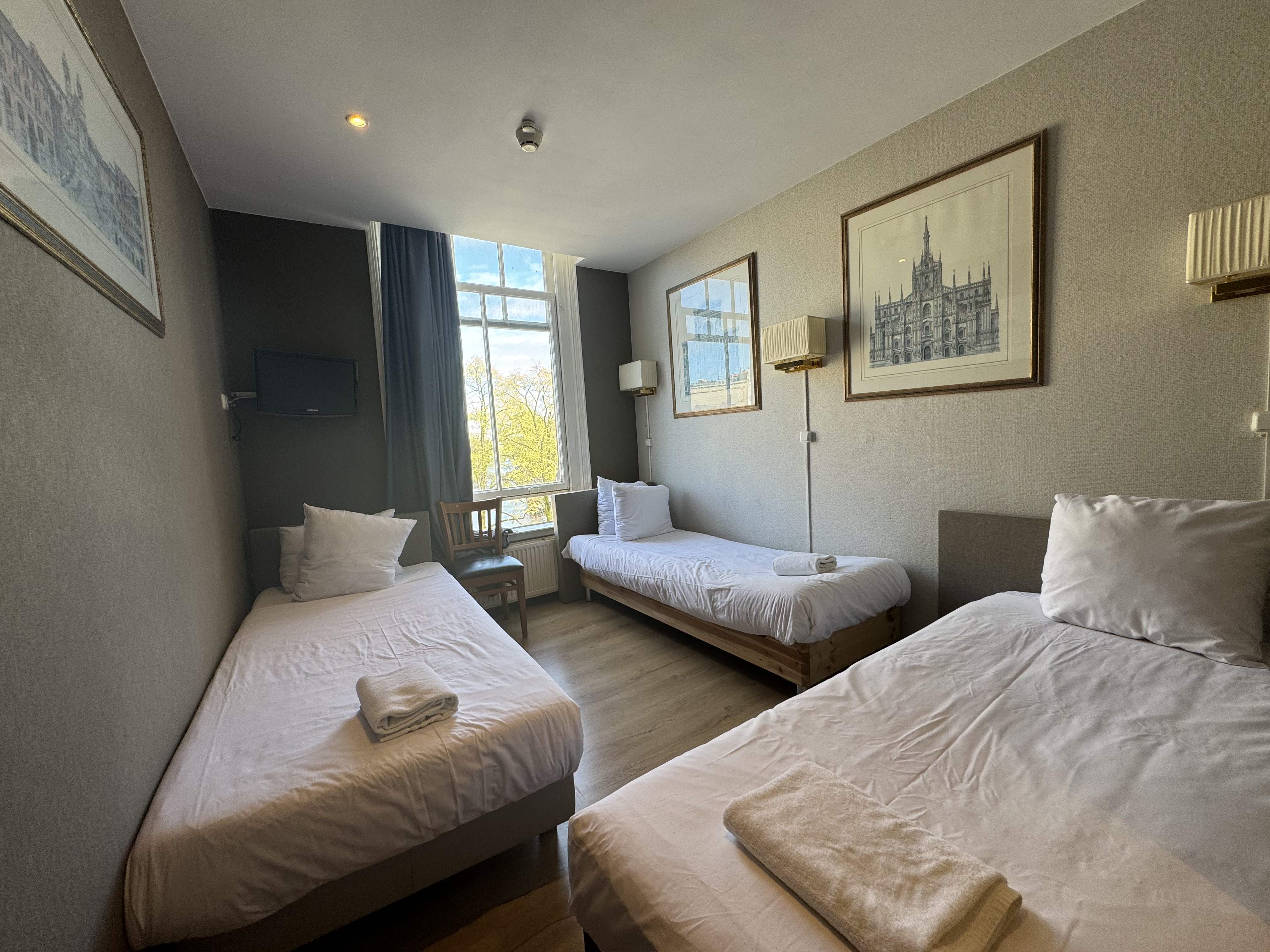 Room, Triple, No Air Condition