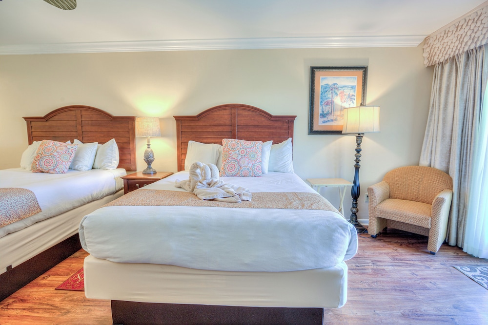 DELUXE, 2 QUEEN BEDS, PARTIAL OCEAN VIEW, BALCONY
