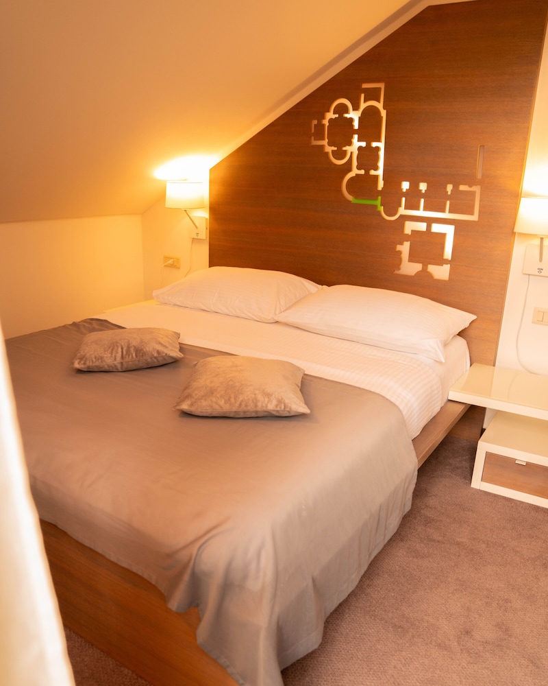 ROOM, QUEEN BED, BALCONY