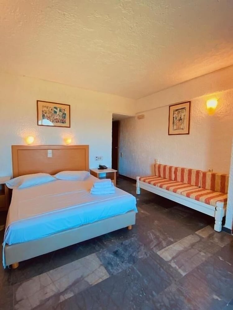 Karteros Hotel 7/49
