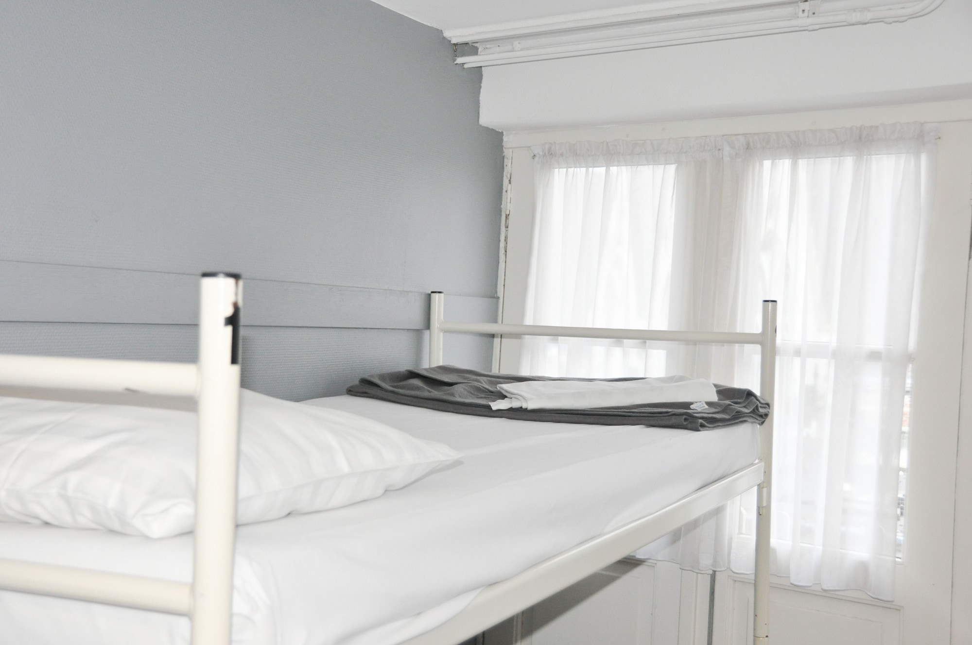 ROOM, BUNK BEDS