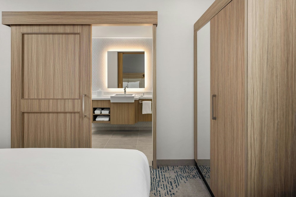 SpringHill Suites by Marriott Bettendorf 33/35