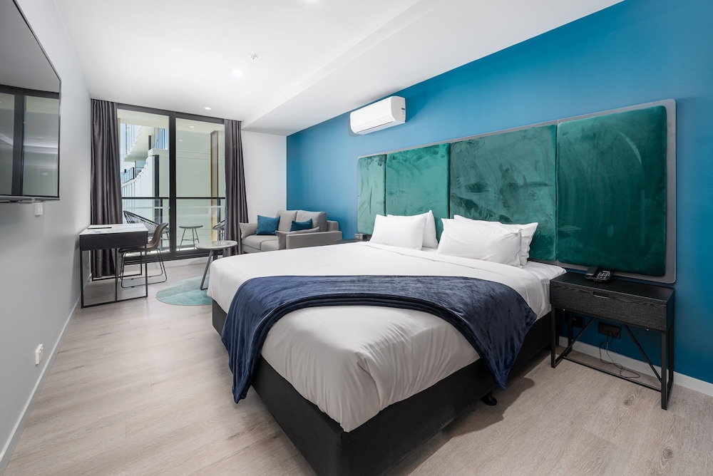 CONNECTING, APARTMENT