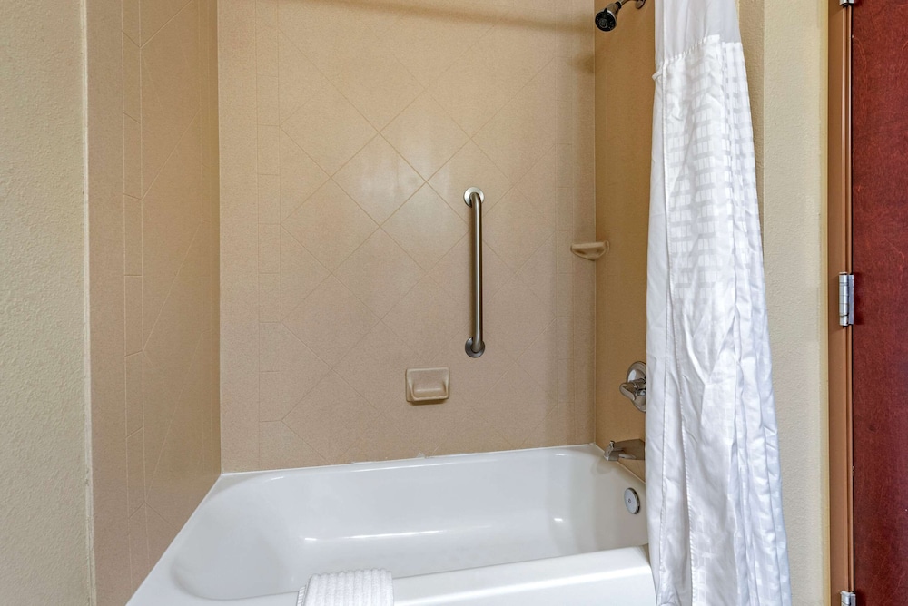 Comfort Inn & Suites Muncie Near University 22/24