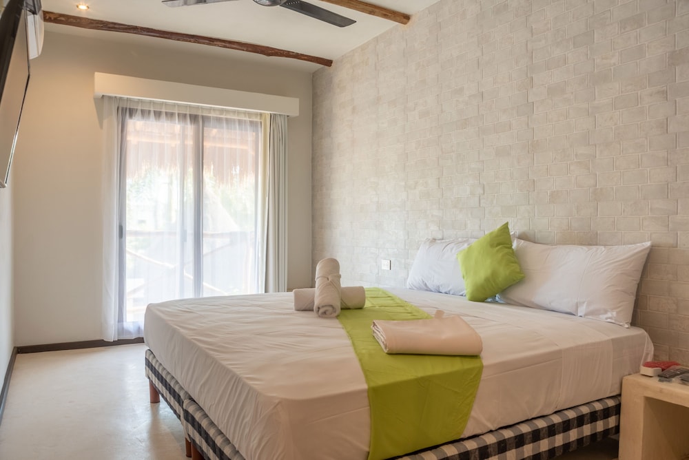 DELUXE, STUDIO, SUITE, KING BED, BALCONY