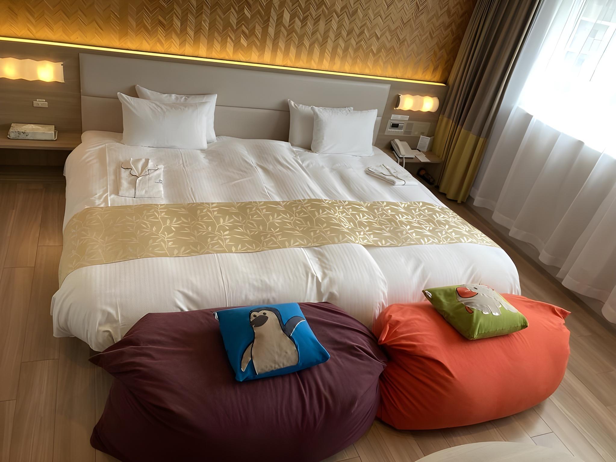 Hollywood, Family, Twin Beds