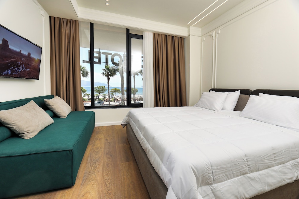 Hotel Adore 14/60