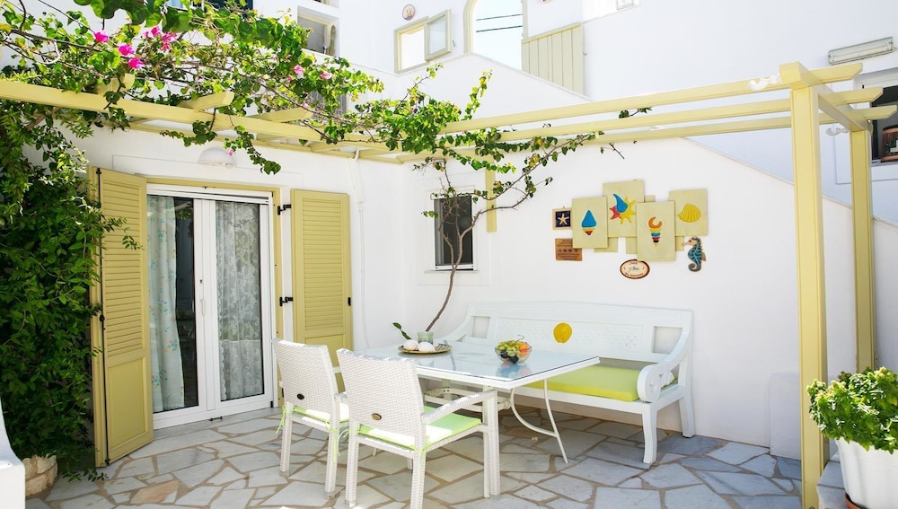 Leonardos Apartments 7/50
