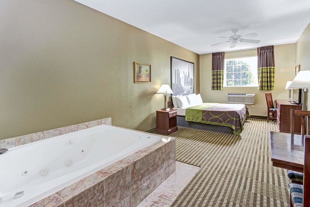 Super 8 by Wyndham Gurnee 12/17