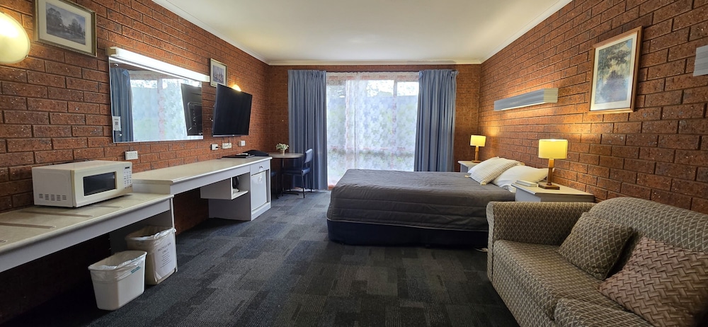 WHALERS REST MOTOR INN 42/56