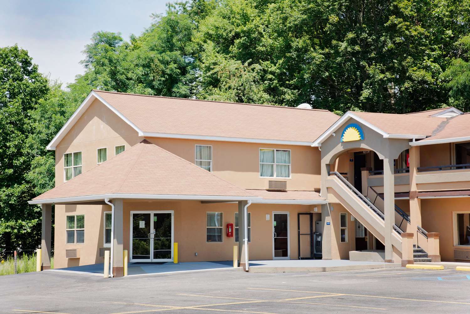 Days Inn by Wyndham Fairmont 1/8