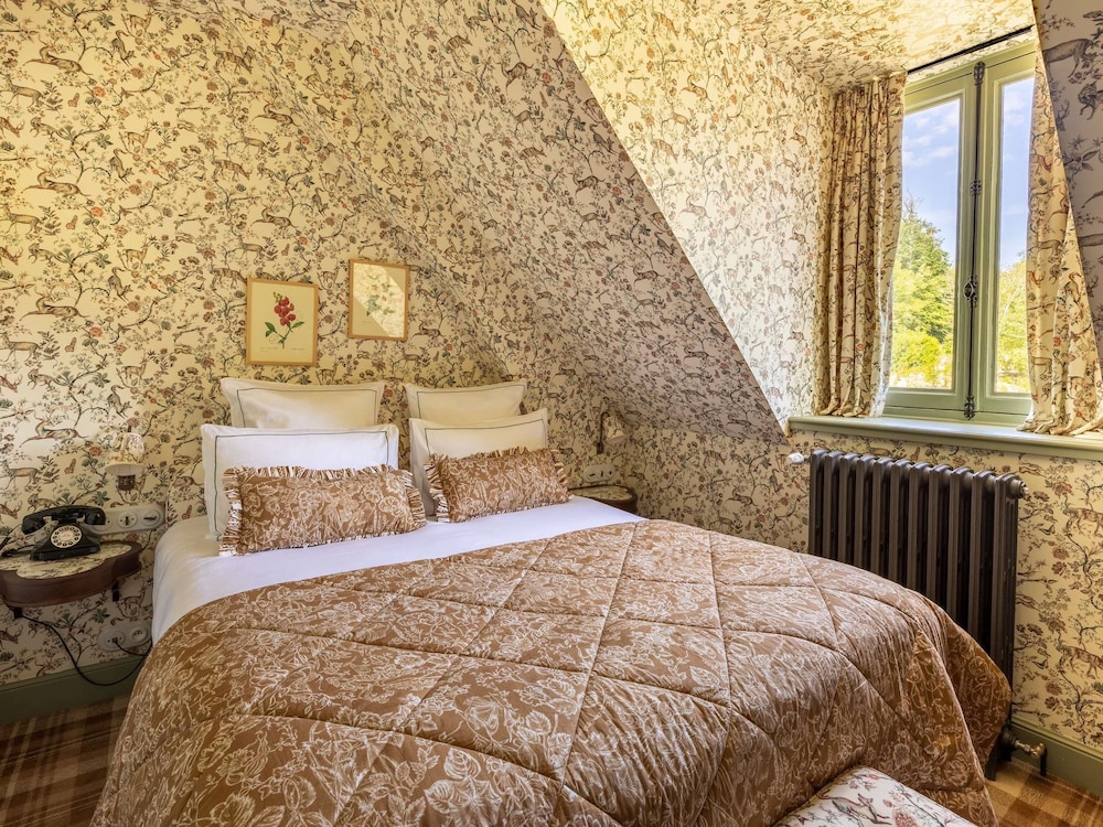 Cozy, Queen Bed, Attic