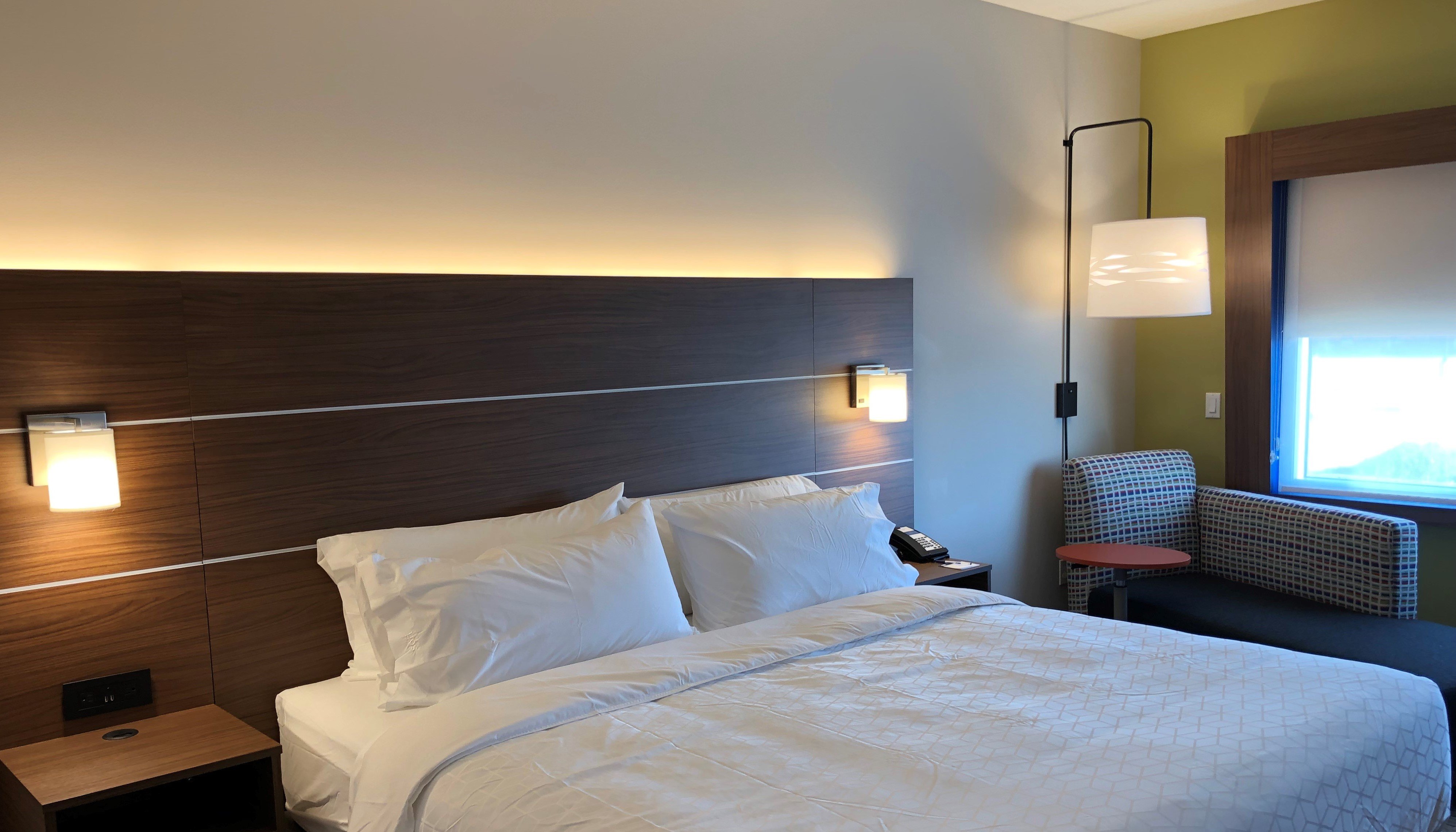Holiday Inn Express Suites Springfield North 14/60