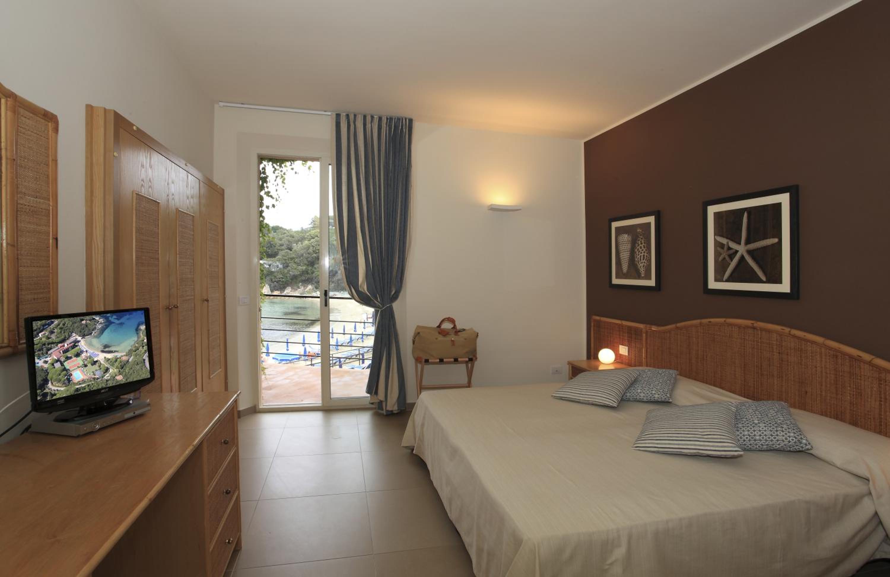 Superior, Double or Twin Bed, Lateral Side Sea View