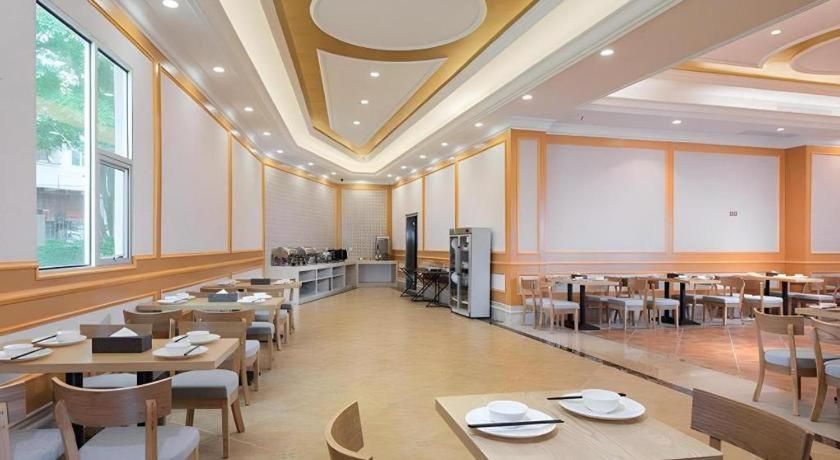Vienna Hotel (Huizhoushi Lilin North Station) 47/58