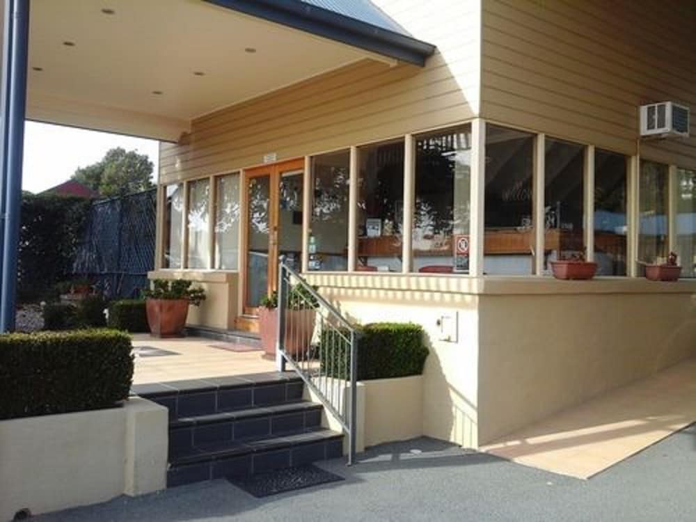 Willows Motel 5/42