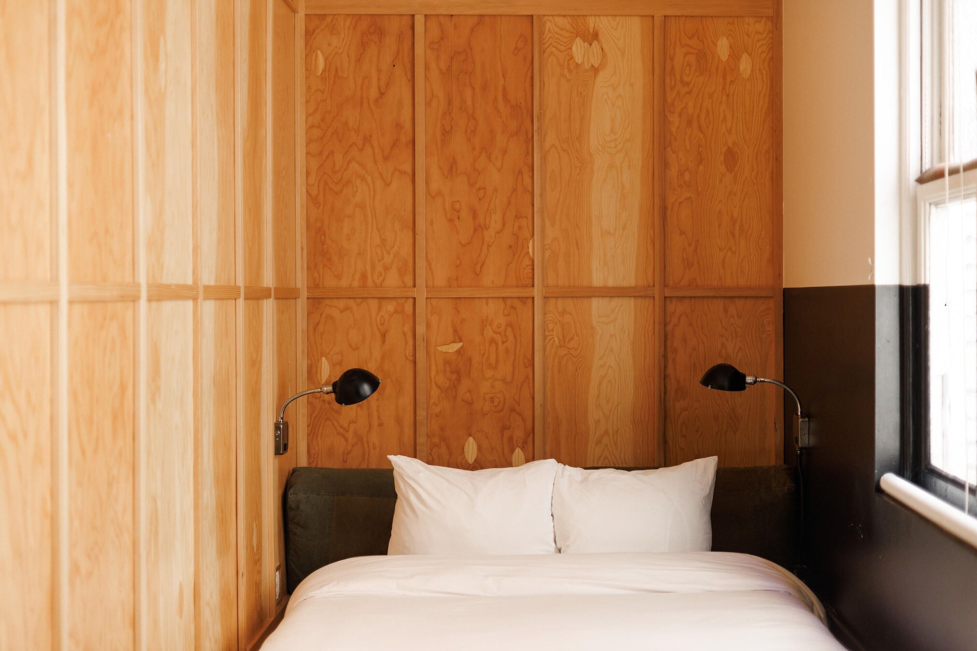 ROOM, QUEEN BED