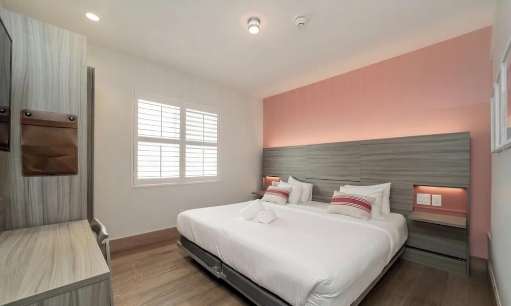 SUITE, KING BED