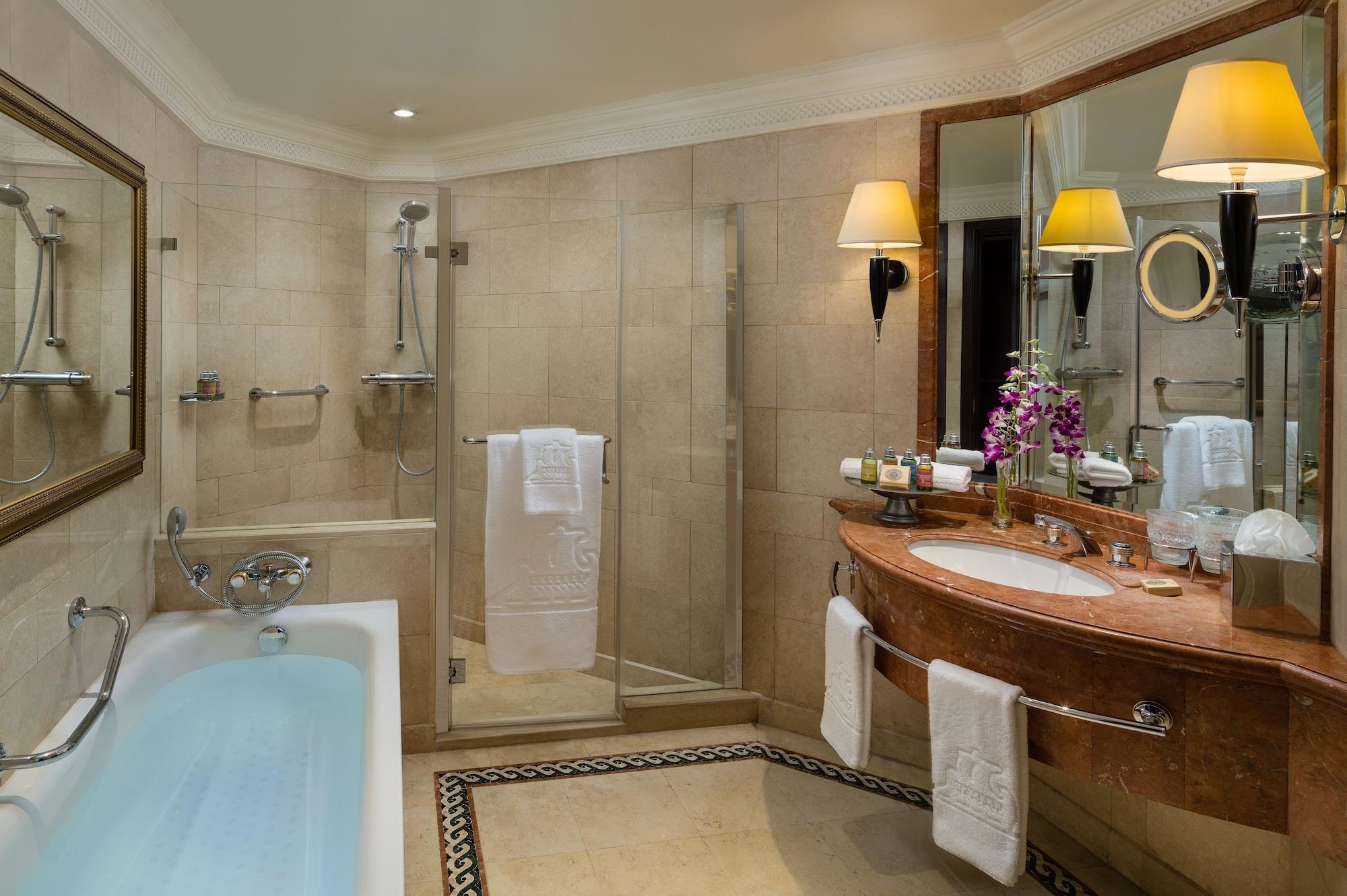 غرفة بريميوم بسريرين منفصلين مع دخول صالة النادي للمدخنين، Intercontinental Phoenicia Beirut 4/5