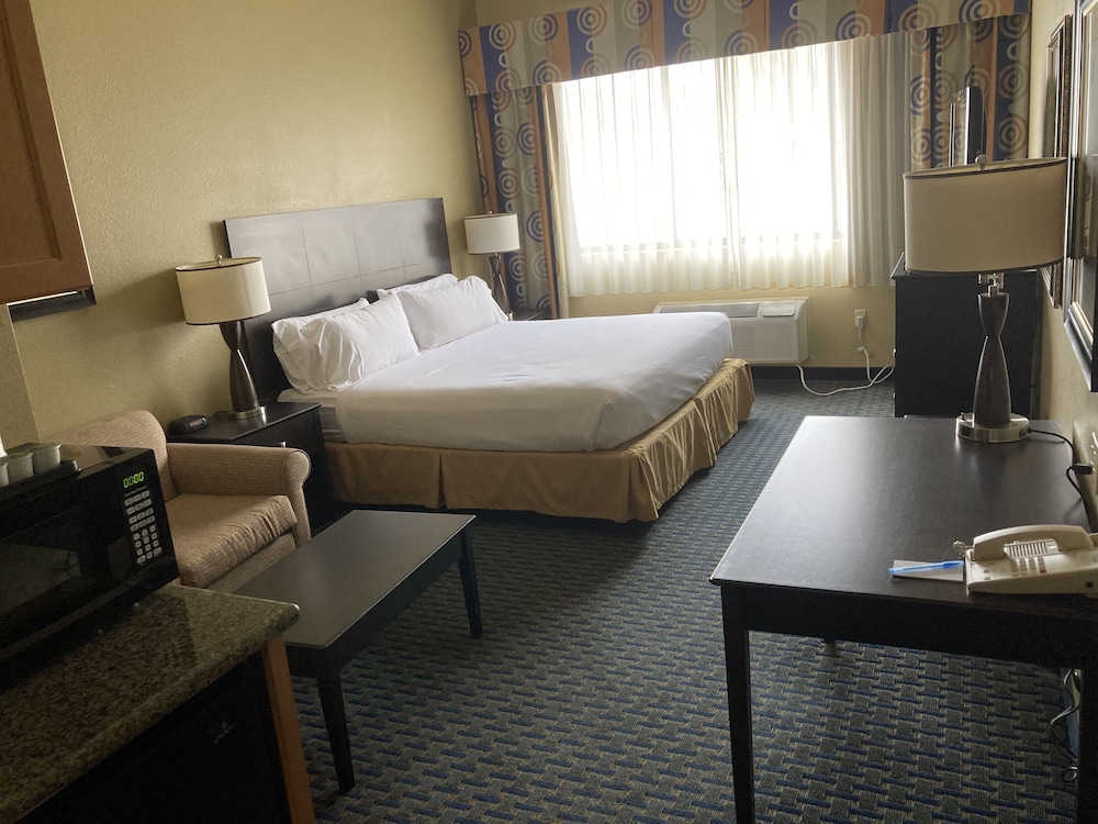Chandler Hospitality Inn (Holiday Inn Express and Suites Phoenix/Chandler) photo2