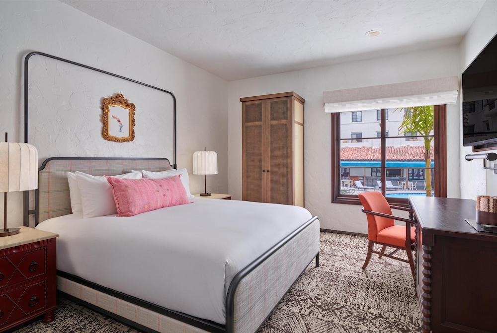 DELUXE, KING BED