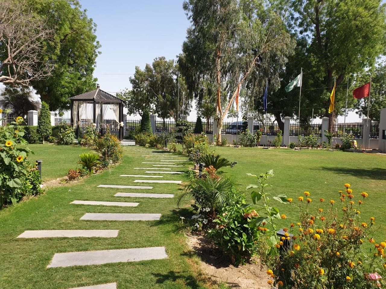 RT Grace Royal Taj Hotel Sukkur 52/58