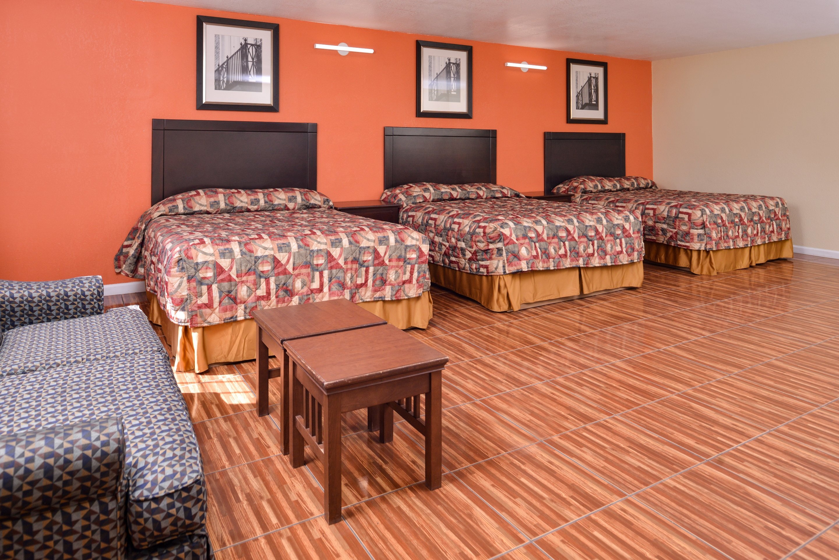 Scottish Inns & Suites 34/46